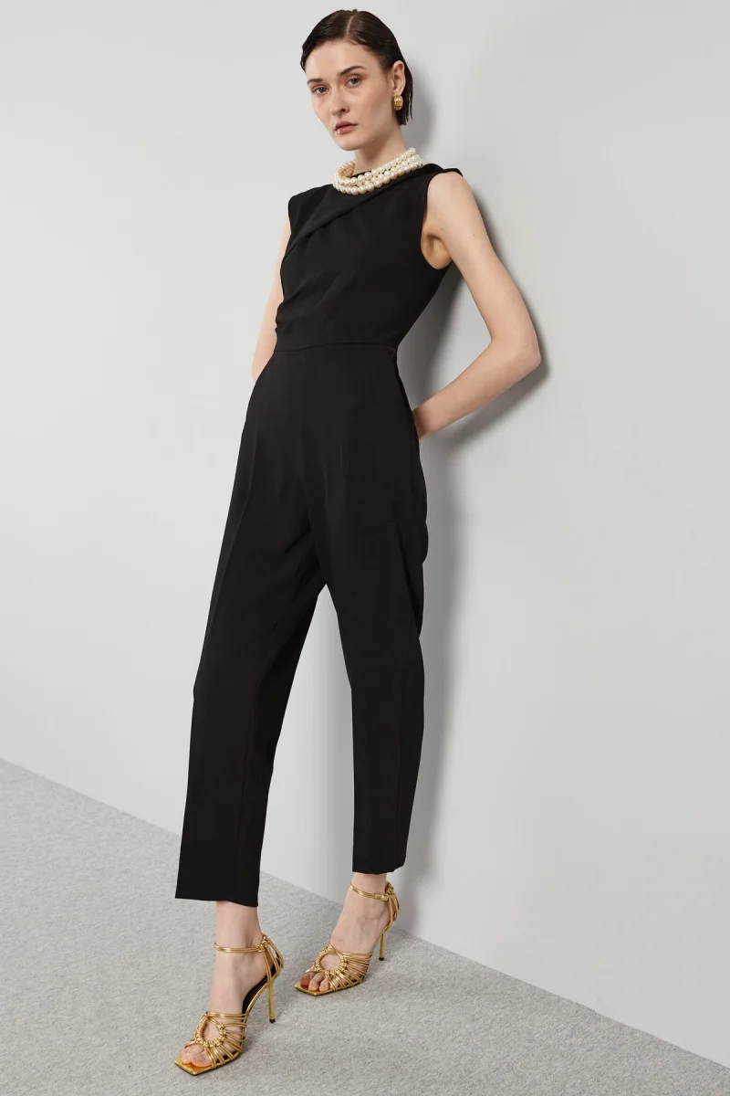 Комбинезон с вырезом - чёрный